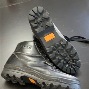 Insulated hiking boots